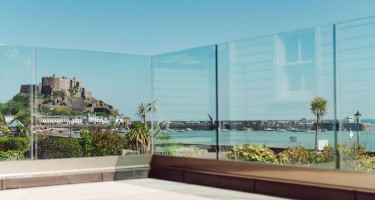 >מעקות זכוכית